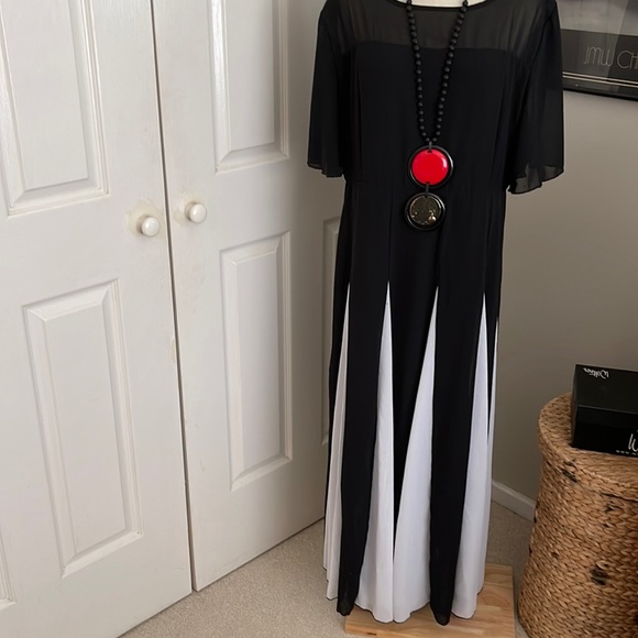 Black and white dress 👗 - Picture 2 of 13